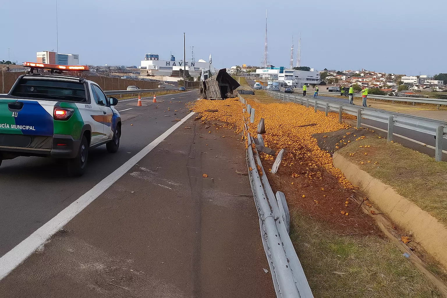Caminhão com carga de laranjas tomba na Rodovia Castelinho em Botucatu
